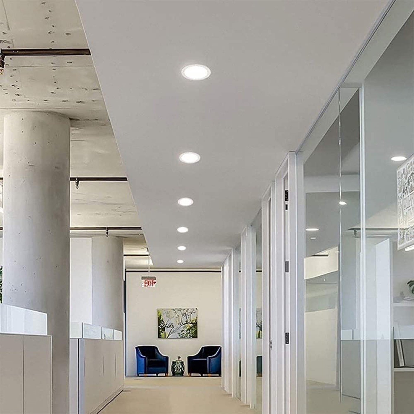 LED-Downlights der TRiALED Serie 17 in einem Bürogang